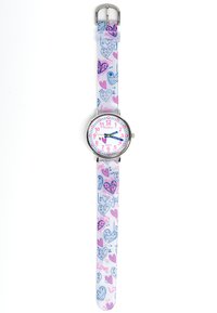 Montre pour enfants avec un cadran blanc, un boîtier en métal argenté et un bracelet en silicone coloré à motifs de cœurs en rose et bleu.