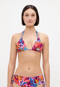 Set di bikini colorato composto da un top a triangolo con spalline regolabili e un pantalone con laccetti laterali, che presenta un motivo di foglie tropicali.