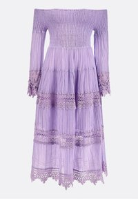 Lavendelfarbenes Off-Shoulder-Kleid mit gesmoktem Oberteil, langen Ärmeln, schichtweise Design und filigranen Spitzenverzierungen am Saum und an den Ärmeln.