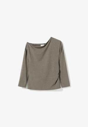 Duga majica s dugim rukavima u prigušenoj maslinastoj zelenoj, izrađena od mekanog, laganog materijala s drapiranim izrezom i detaljima na bočnom naboru.