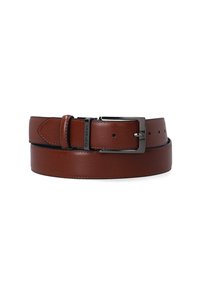Bruine leren riem met een gestructureerde afwerking, voorzien van een zilverkleurige metalen gesp. Verstelbaar met meerdere gaten voor de maat.