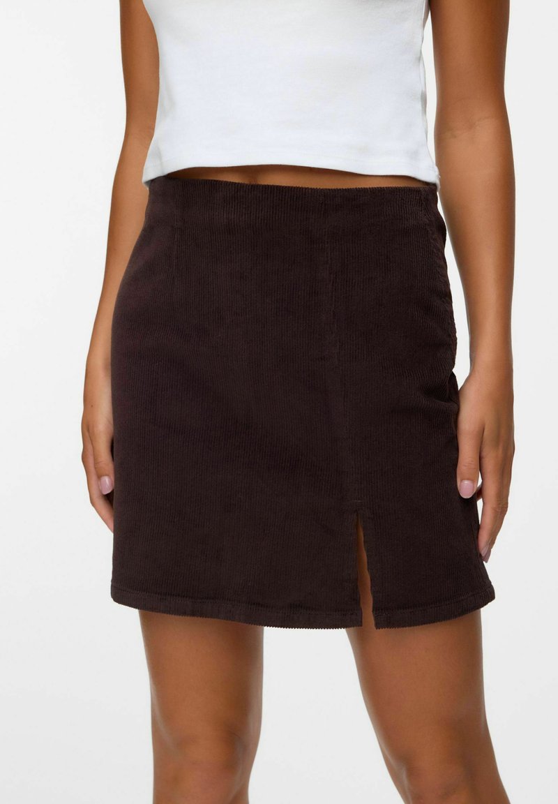 Gonna mini in corduroy marrone con uno spacco frontale; presenta una superficie testurizzata, un design aderente e un orlo che termina sopra il ginocchio.