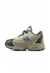 Scarpe da corsa beige e grigie con pannelli in rete, punta arrotondata e logo N blu. Presentano dettagli neri e una suola imbottita per il comfort.