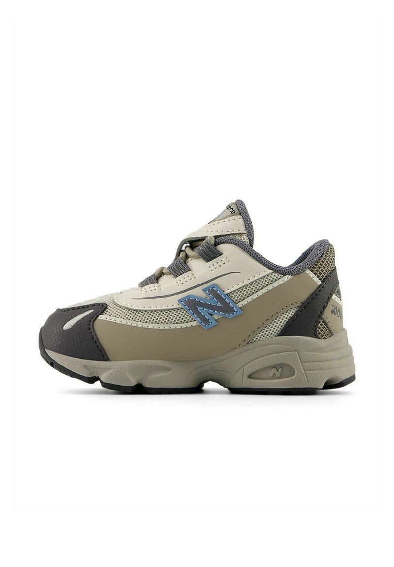 Scarpe da corsa beige e grigie con pannelli in rete, punta arrotondata e logo N blu. Presentano dettagli neri e una suola imbottita per il comfort.