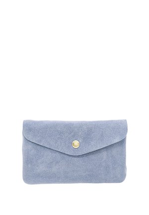 Pochette en daim bleu doux avec un rabat triangulaire et une fermeture à bouton doré unique, centrée sur un fond blanc.