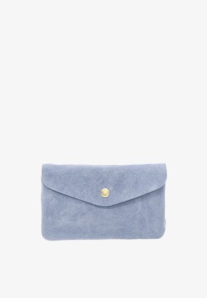 Pochette en daim bleu doux avec un rabat triangulaire et une fermeture à bouton doré unique, centrée sur un fond blanc.