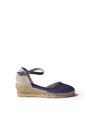 Espadrille en tissu marine avec un talon en jute et une bride à la cheville. Dos tissé texturé et détail de couture sur l'orteil.