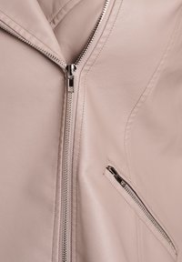 Hellrosa Lederjacke mit diagonalem Frontreißverschluss, seitlicher Reißverschlusstasche und glatter Textur mit sauberen Nahtdetails.