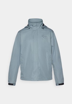 Svijetloplava vodootporna jakna s visokim ovratnikom, podesivom kapuljačom, prednjim džepovima i elastičnim manžetama. Uključuje suptilni logotip na prsima.