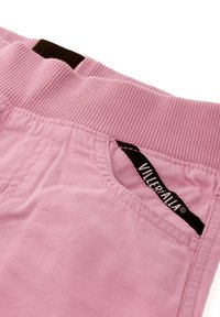 Różowe bawełniane szorty z ryflowanym paskiem w talii i małą kieszonką. Wewnątrz kieszonki znajduje się czarna metka z logo. Gładka tekstura.