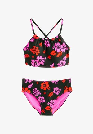 Černý květinový bikinový set s růžovými a červenými hibisky. Vrchní díl má nastavitelné ramínka s nařasením a spodní díl má růžové akcenty.