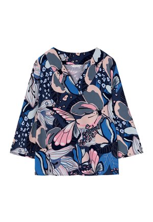 Bloes in marineblauw met roze en blauwe accenten. Heeft een V-hals, driekwartmouwen en een gemixt patroon van bloemen en bladeren.