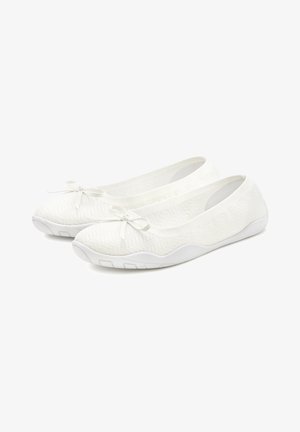 Ballerines blanches en tricot avec une semelle en caoutchouc flexible et un nœud décoratif à l'avant. Texture lisse avec un motif subtil en zigzag.