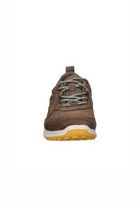 Zapatillas de ante marrón y malla con cordones grises, que cuentan con una suela de goma amarilla, cuello acolchado y un diseño aerodinámico.