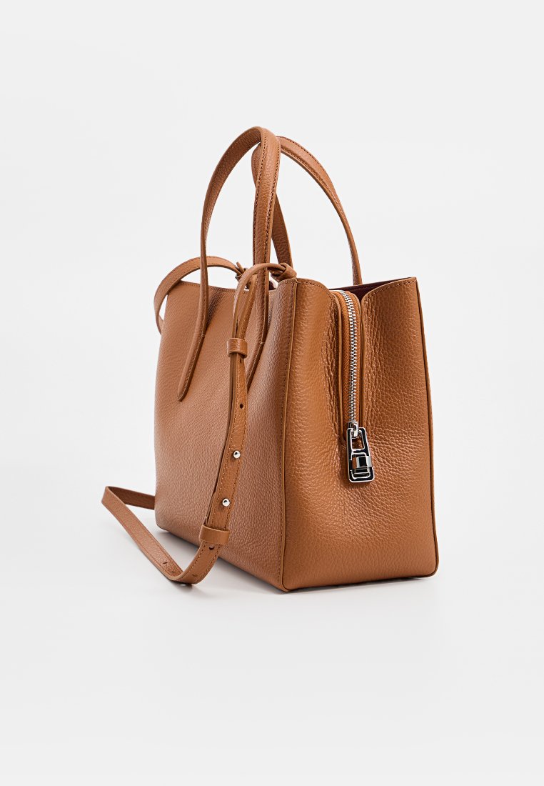 Braune Lederhandtasche mit strukturierter Form, zwei oberen Griffen und einem abnehmbaren Schulterriemen. Verfügt über einen silbernen Reißverschluss.