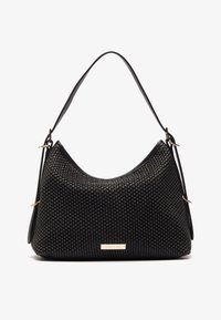 Černá tkaná kabelka s hladkým zakřiveným tvarem, krátkým černým popruhem a zlatou ozdobnou destičkou s nápisem "ANNA FIELD" na přední straně.