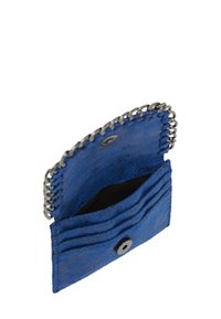 Niebieski zamszowy portfel z wykończeniem ze srebrnego łańcuszka. Posiada wiele miejsc na karty oraz zapięcie na zatrzask, charakteryzując się teksturowanym, miękkim wykończeniem.