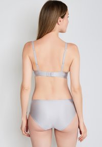 Ensemble bikini gris clair à rayures verticales ; bretelles ajustables et fermeture par crochet à l'arrière. Tissu doux au toucher lisse offrant une couverture modeste.