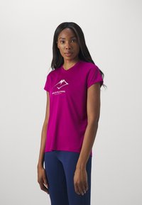 Camiseta deportiva fucsia de diseño elegante, con un gráfico de montaña en blanco. Mangas cortas y una textura suave.