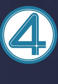 Modré číslo "4+" se stylizovanými linkami uvnitř modrobílého kruhového okraje na tmavém pozadí.