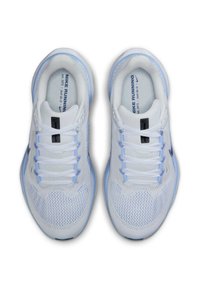 Zapatos deportivos blancos con parte superior de malla, acentos en azul claro y cordones. Cuentan con una suela acolchada y un logotipo discreto en la lengüeta.
