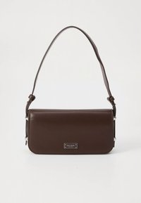 Smeđa kožna torba pravokutnog oblika, podesiva traka, detalji od srebrnog metala i pločica s logotipom na prednjoj strani.