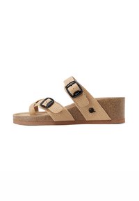 Sandali wedge beige con tomaia testurizzata, doppie fasce regolabili, dettagli in metallo nero e una piattaforma in sughero. Sottopiede liscio con suola in gomma.