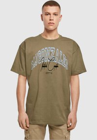 MJ Gonzales Nyomott mintás póló - olive