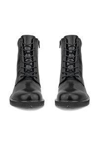 Botas de cuero negro hasta el tobillo con una textura suave, que cuentan con cordones y un cierre lateral. La suela es resistente y tiene patrones de tracción.