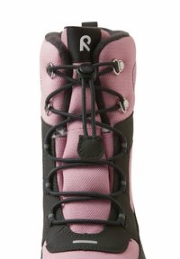 Bota impermeable en rosa y negro con parte superior de tejido texturizado, cordones elásticos y un collar acolchado. Presenta un logo en la lengüeta y una punta reforzada.