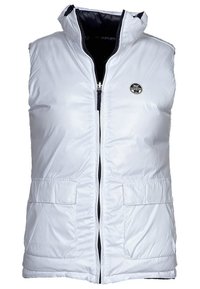 Bílá bezrůžková vesta s předním zipem, dvěma velkými předními kapsami a vysokým límcem. Na levé horní straně se nachází kulaté logo.
