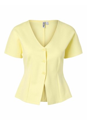 Blouse pour femme à manches courtes, jaune pâle, col en V, trois boutons sur le devant et taille légèrement évasée pour une silhouette ajustée.