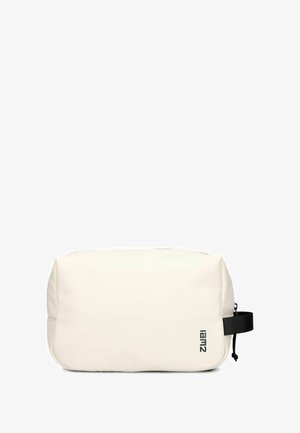 Witte rechthoekige toilettas van zacht materiaal, met een ritssluiting en zwarte hardware-accenten. Logo gedrukt op de zijkant.