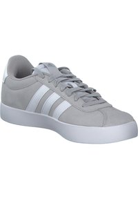 Graue Wildleder-Sneaker mit weißen Akzenten, runder Zehenpartie, strukturiertem Obermaterial und drei weißen Streifen an der Seite. Gummisohle.