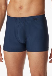 Boxer da uomo blu navy con righe verticali, realizzati in tessuto morbido. Caratterizzati da una cintura elastica e un design della sacca sagomato.