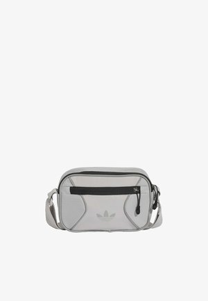 Lille lysegrå crossbody taske med justerbar strop, lynlåslomme foran og subtilt logo på forsiden i midten.
