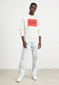 HUGO DURAGOL - Pusa - open white