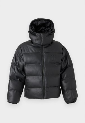 Fekete párnázott dzseki magas gallérral, teljes zipzárral, rugalmas mandzsettákkal és matt felülettel. Tömörített részekkel és logóval a mellkason.