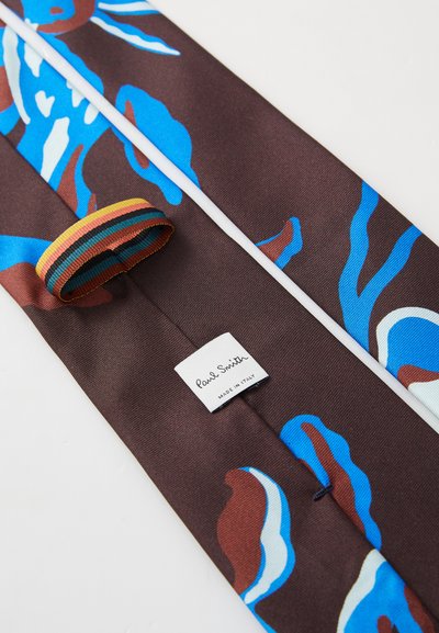 Braune Seidenkrawatte mit abstrakten blauen und braunen Mustern, einem gestreiften Stoffschlaufen und einem Etikett, das "Paul Smith, Made in Italy" anzeigt.