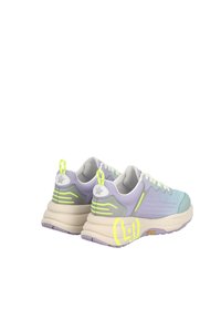 Sneaker viola e azzurra chiara con una parte superiore testurizzata, dettagli gialli e una suola spessa. Presenta un logo e un dettaglio a stella sul tallone.