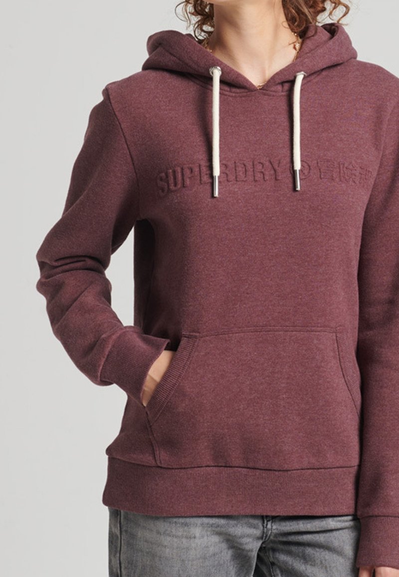 Bordeauxkleurige hoodie met een kangoeroezak, trekkoordsluiting en reliëflogo op de voorkant. Gemaakt van een zachte stoffenmix.
