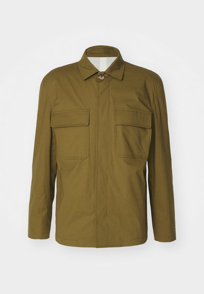Oliven grøn jakke med en knappet krave, frontlynlås og to brystlommer. Fremstillet af et glat, letvægtsstof med lige snit.