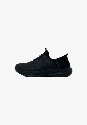 Scarpe sportive nere con tomaia sintetica liscia, dettagli perforati e accenti laterali testurizzati. Suola ammortizzata con un design flessibile.