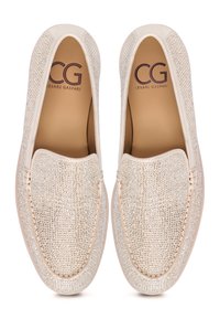 Helle Slip-On-Schuhe mit einer strukturierten Oberseite, die mit kleinen metallischen Akzenten bedeckt ist. Glatter Lederbesatz und gepolsterter Innenraum.