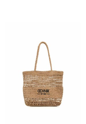 Tkana beżowa torba typu tote z plecionymi uchwytami i otwartym wzorem tkania, z haftem "OCHNIK EST. 1989" na środku frontu.