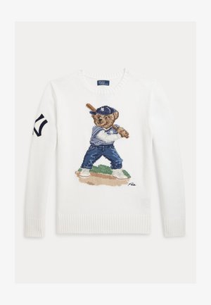 Witte gebreide trui met geborduurde teddybeer in honkbaluniform die een knuppel vasthoudt, en een marineblauw logo op de linker mouw.