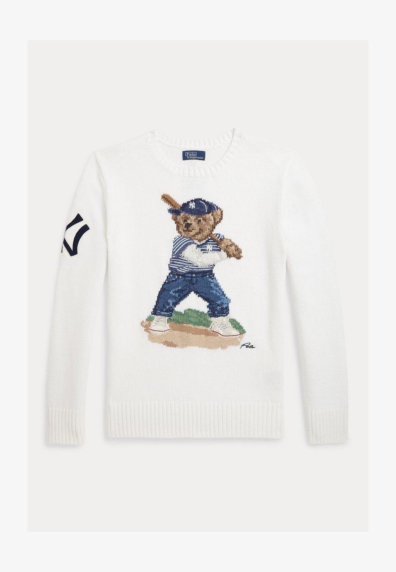 Maglione bianco lavorato a maglia con orsetto ricamato in uniforme da baseball che tiene una mazza, e logo blu navy sulla manica sinistra.