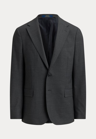Blazer gris foncé à un bouton avec revers crantés, poches à rabat et doublure intérieure noire, présenté sur fond uni.