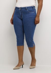 Kaffe Curve VICKA MIE CAPRI - Džínové kraťasy - medium blue washed denim