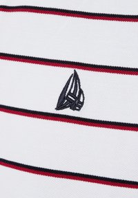 Weißes Poloshirt mit horizontalen roten und schwarzen Streifen, auf der linken Seite mit einem kleinen gestickten Segelboot-Logo. Strukturierten Stoff.